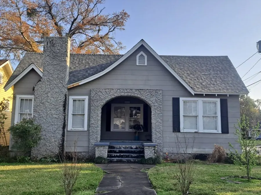 Gray cottage with a new shingle roof